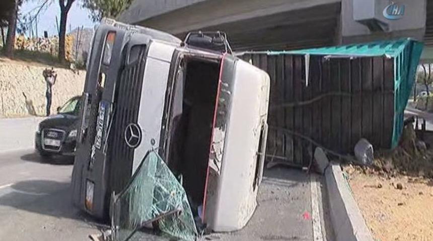 Yeşilköy’de hareketli dakikalar! TIR üst geçide çarptı