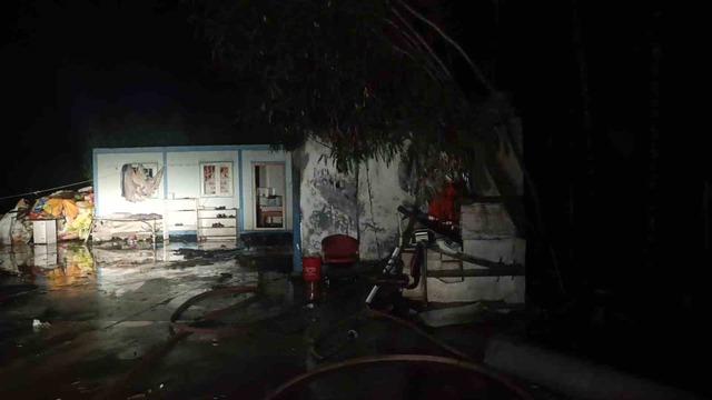 Yıldırım yangına sebep oldu konteyner küle döndü 1