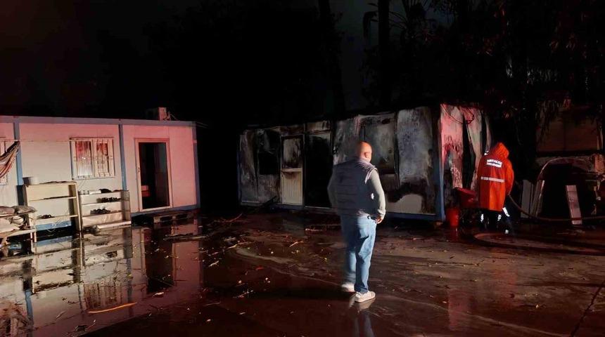 Yıldırım yangına sebep oldu konteyner küle döndü