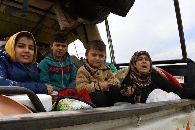Sivillerin Afrin kenti çevresindeki tepelere çekildikleri anlaşılıyor