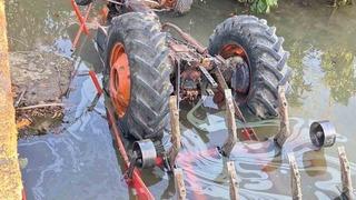 Samsun’da traktör sulama kanalına devrildi