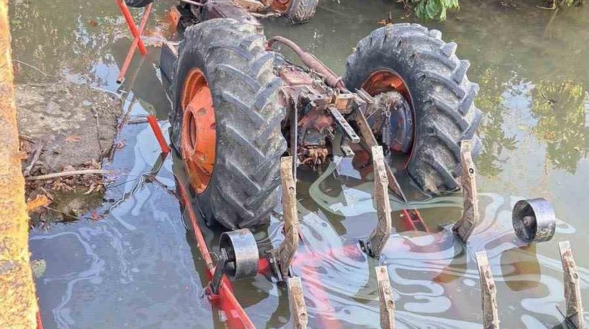 Samsun&rsquo;da trakt&ouml;r sulama kanalına devrildi