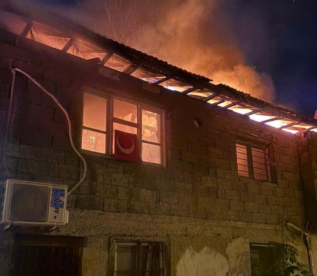 Osmaniye’de iki katlı ahşap binadaki yangın söndürüldü 2