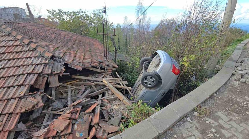 Zonguldak’ta kontrolden çıkan otomobil evin çatısına uçtu