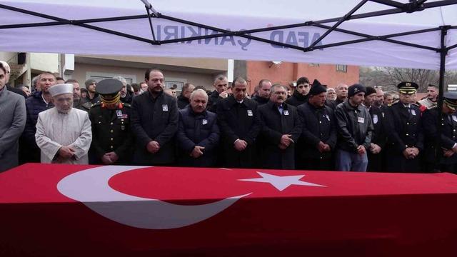 Trafik kazasında şehit düşen polis memuru toprağa verildi 8