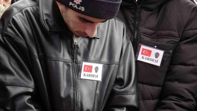 Trafik kazasında şehit düşen polis memuru toprağa verildi 7