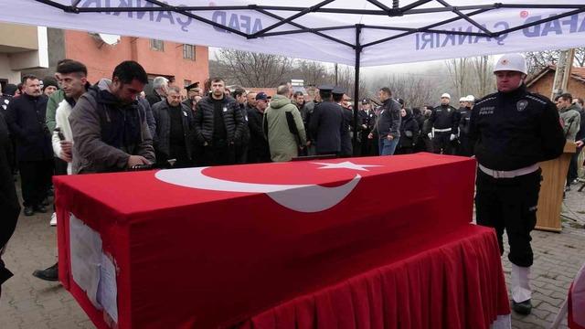 Trafik kazasında şehit düşen polis memuru toprağa verildi 6