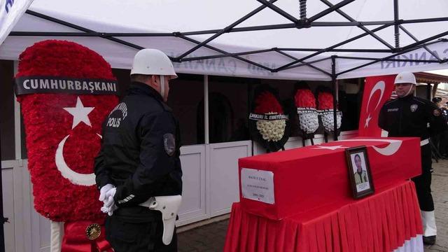 Trafik kazasında şehit düşen polis memuru toprağa verildi 5