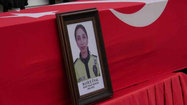 Trafik kazasında şehit düşen polis memuru toprağa verildi 4