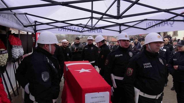 Trafik kazasında şehit düşen polis memuru toprağa verildi 3