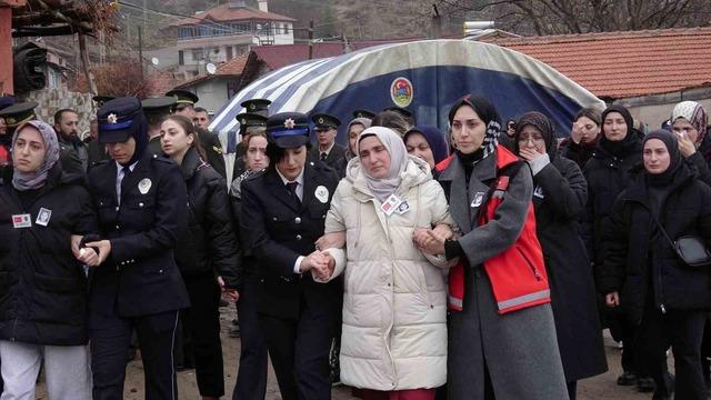 Trafik kazasında şehit düşen polis memuru toprağa verildi 2