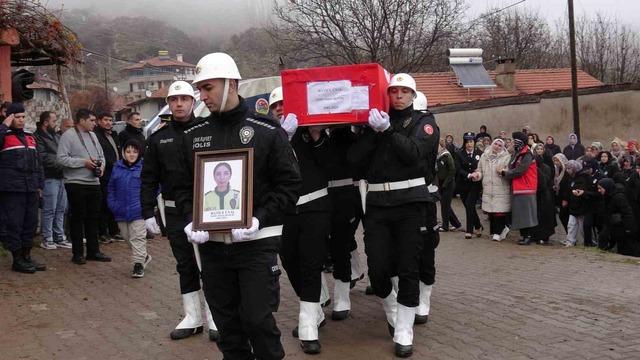 Trafik kazasında şehit düşen polis memuru toprağa verildi 1