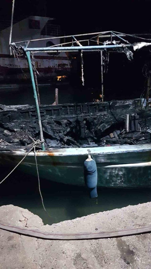 Antalya’da düşen yıldırım 3 tekneyi küle çevirdi 3