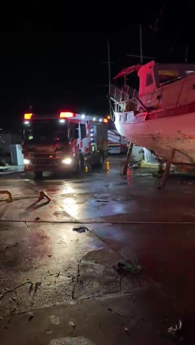 Antalya’da düşen yıldırım 3 tekneyi küle çevirdi 2