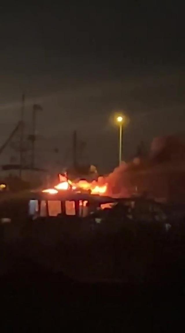 Antalya’da düşen yıldırım 3 tekneyi küle çevirdi 1