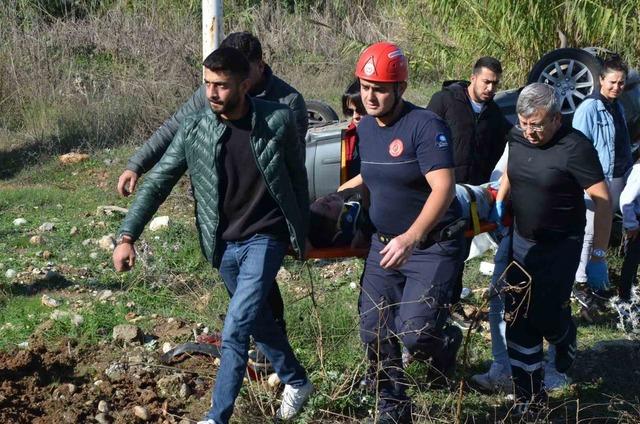 Otomobil şarampole yuvarlandı: Yaralılar var 4