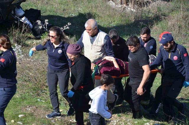 Otomobil şarampole yuvarlandı: Yaralılar var 2