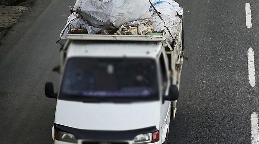 Kur'an-ı Kerim sayfaları yola sa&ccedil;ıldı! 2 kişi i&ccedil;in adli işlem başlatıldı