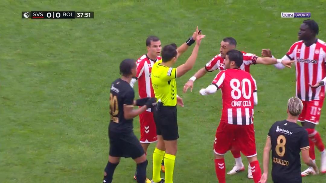 Sivasspor-Boluspor ma&ccedil;ında bir garip kırmızı kart! Kimse ne olduğunu anlamadı 2