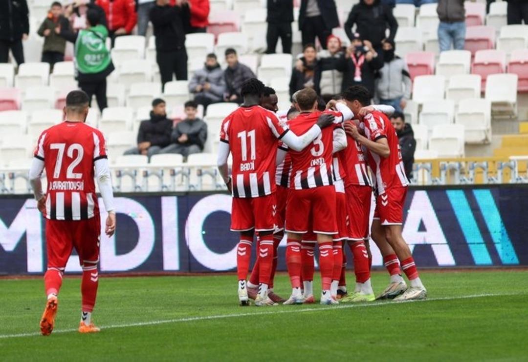 Sivasspor-Boluspor ma&ccedil;ında bir garip kırmızı kart! Kimse ne olduğunu anlamadı 3
