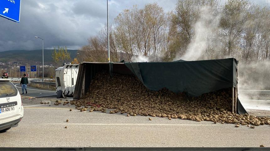 &Ccedil;ankırı'da pancar y&uuml;kl&uuml; tır devrildi: S&uuml;r&uuml;c&uuml; ağır yaralandı