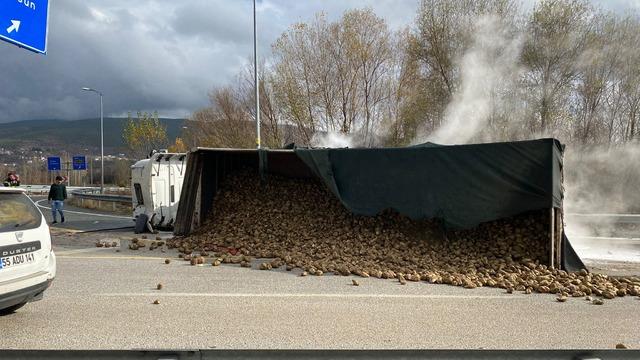 Çankırı'da pancar yüklü tır devrildi: Sürücü ağır yaralandı