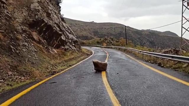 Tekirdağ’da yağış sonrası kaya parçaları yola yuvarlandı 1