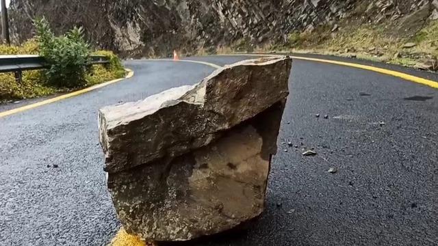 Tekirdağ’da yağış sonrası kaya parçaları yola yuvarlandı
