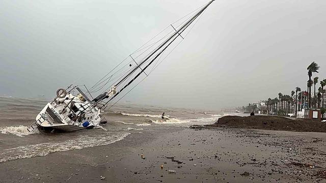 Fırtınada karaya vuran yelkenliler kaldırılıyor 2