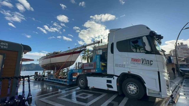 Fırtınada karaya vuran yelkenliler kaldırılıyor 1