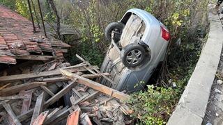 Zonguldak'ta evin çatısına otomobil düştü: Araçtakiler kazadan yara almadan kurtuldu