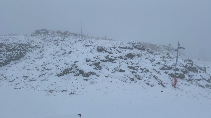 Uludağ'a kar yağdı: &Ccedil;atılar ve pistler beyaz &ouml;rt&uuml;yle kaplandı
