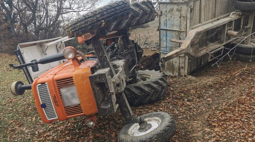 Devrilen traktörün altında kaldı, hayatını kaybetti