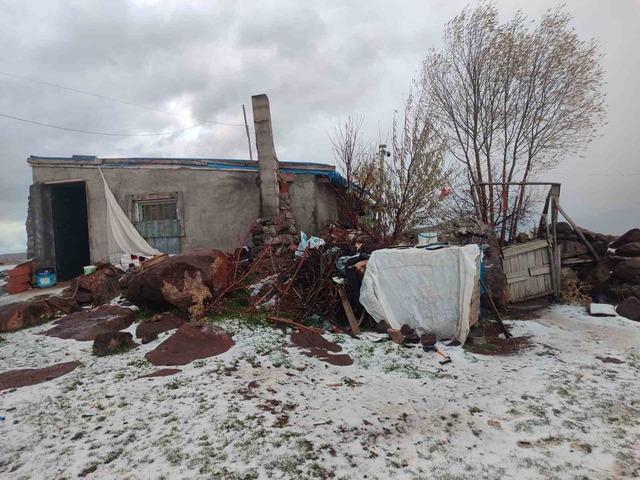 Afyonkarahisar’ın 1300 rakımlı yaylasına mevsimin ilk karı düştü 3