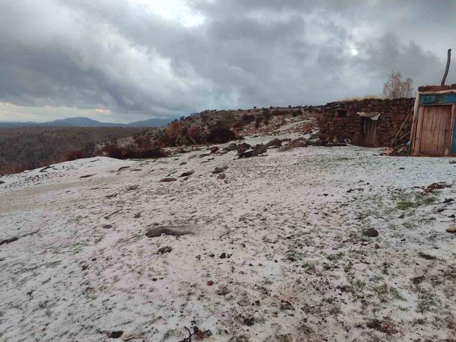 Afyonkarahisar’ın 1300 rakımlı yaylasına mevsimin ilk karı düştü 1