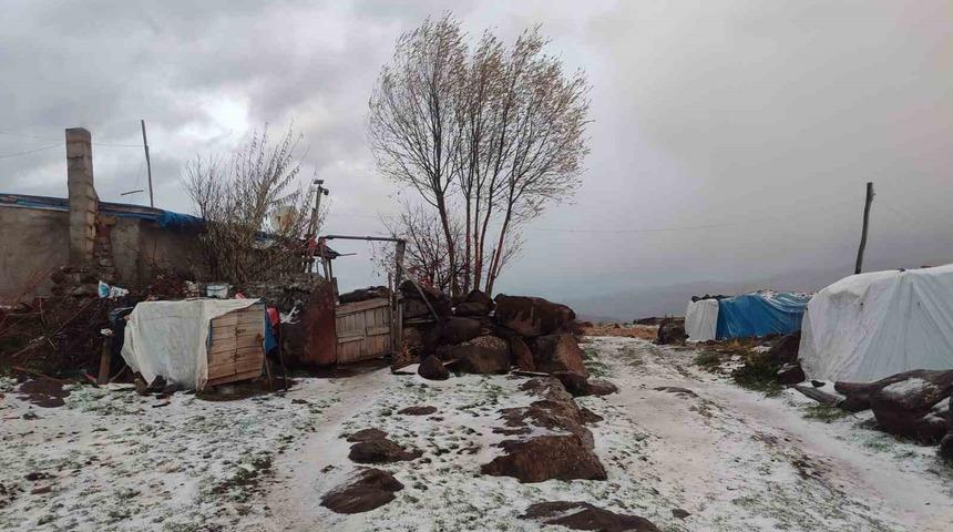 Afyonkarahisar’ın 1300 rakımlı yaylasına mevsimin ilk karı düştü