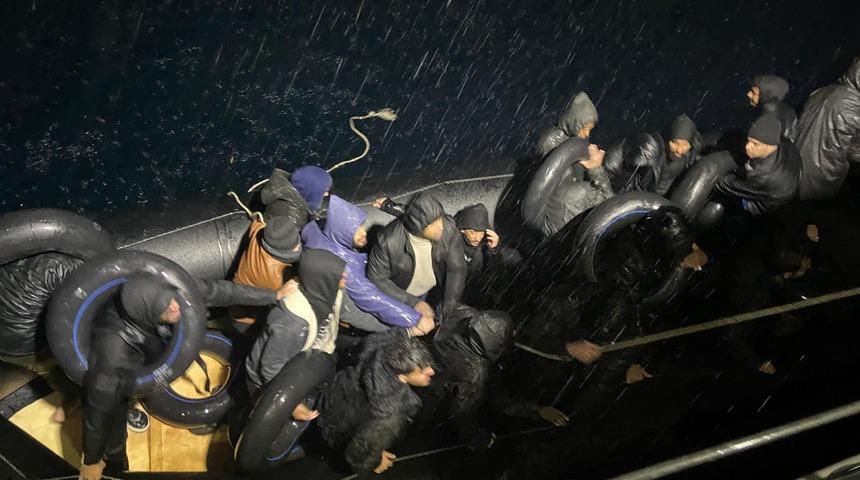 İzmir açıklarında 26 düzensiz göçmen kurtarıldı