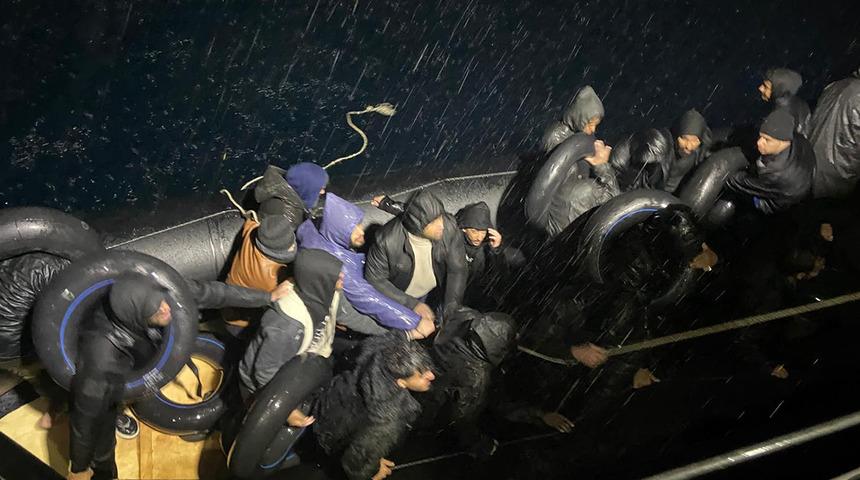 Yer: İzmir! 26 d&uuml;zensiz g&ouml;&ccedil;men kurtarıldı.