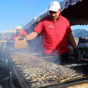 Antalya'da 3. Hamsi Festivali'nde 7 ton hamsi dağıtıldı