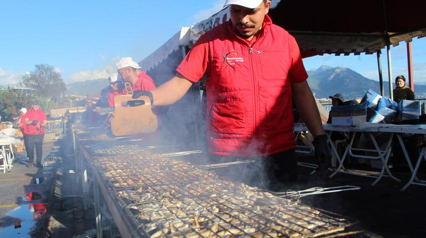 Antalya'da 3. Hamsi Festivali'nde 7 ton hamsi dağıtıldı
