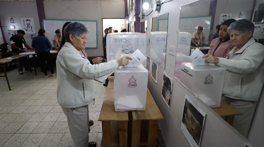 Honduras'ta halk genel seçimler için sandık başında