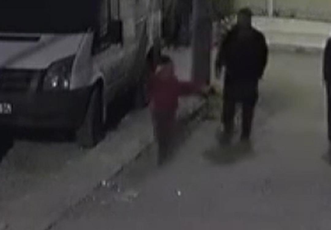 Yer: Adana! İlk &ouml;nce &ccedil;ocuğun kafasını arabaya vurdu, daha sonra da yere fırlattı: Bakın kim &ccedil;ıktı 1