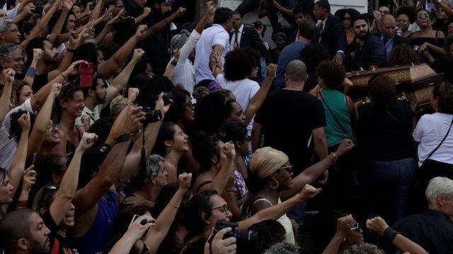 Franco ve şoförü Anderson Pedro Gomes'in cenazeleri Rio kent konseyinden kaldırıldı