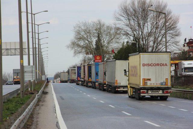 Kapıkule’de rekor kıran tır kuyruğu azalmaya başladı: 20 kilometre