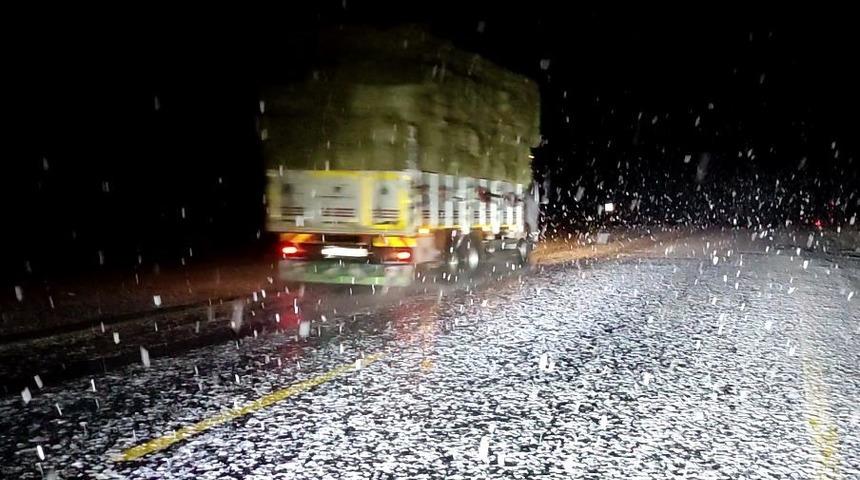 Ardahan&rsquo;da kar yağışı ulaşımı olumsuz etkiledi