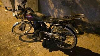 Siverek’te apartmanın girişine park edilen motosiklet yandı