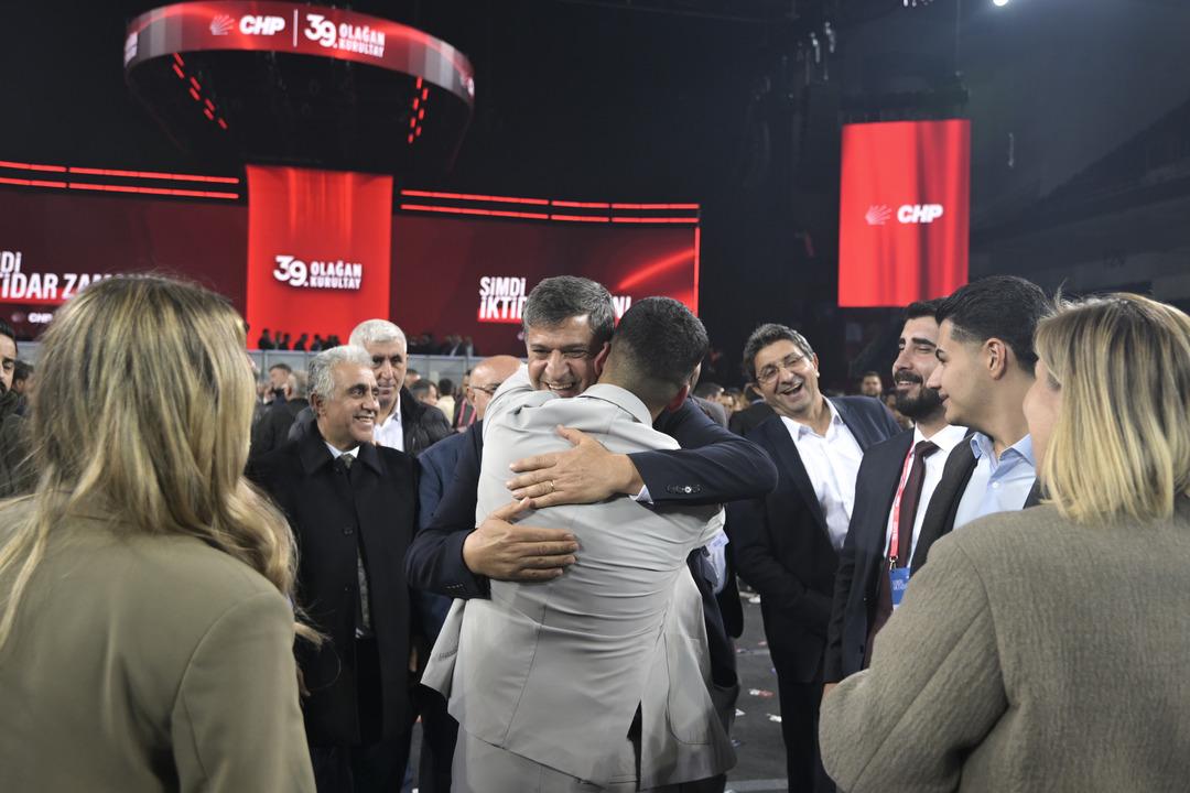 CHP nin PM ve YDK &uuml;yeleri belli oldu! &Ouml;zg&uuml;r &Ouml;zel in listesi onay aldı 4