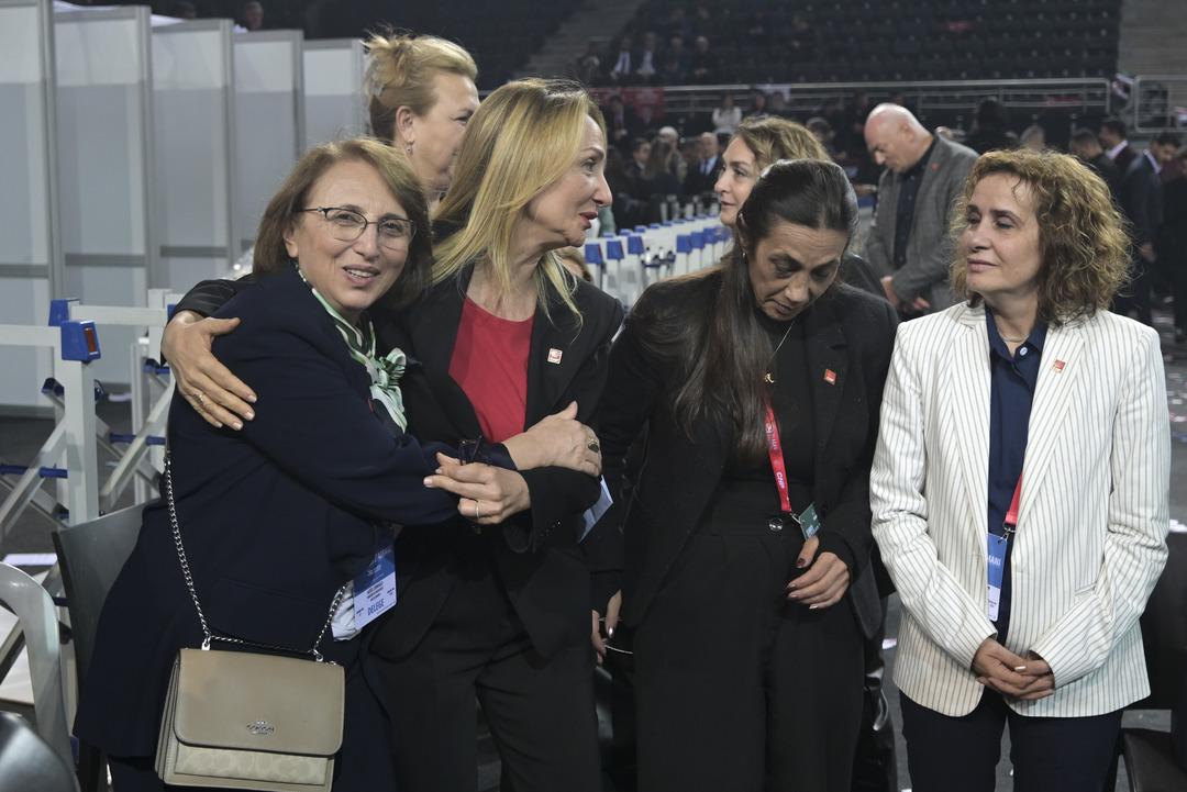 CHP nin PM ve YDK &uuml;yeleri belli oldu! &Ouml;zg&uuml;r &Ouml;zel in listesi onay aldı 5