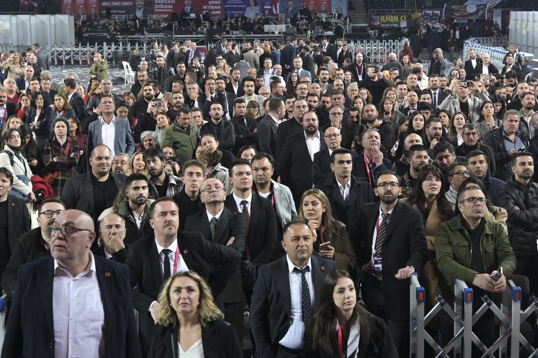 CHP nin PM ve YDK &uuml;yeleri belli oldu! &Ouml;zg&uuml;r &Ouml;zel in listesi onay aldı 6