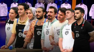 MasterChef Türkiye'de ilk ceket Çağatay'ın oldu! Şef Maksut Aşkar'ın elinden ceketi giydi